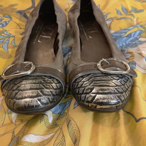 AGL tan suede ballet slipper flats silver cap toe silver buckle euc sz 39 - Picture 4 of 6